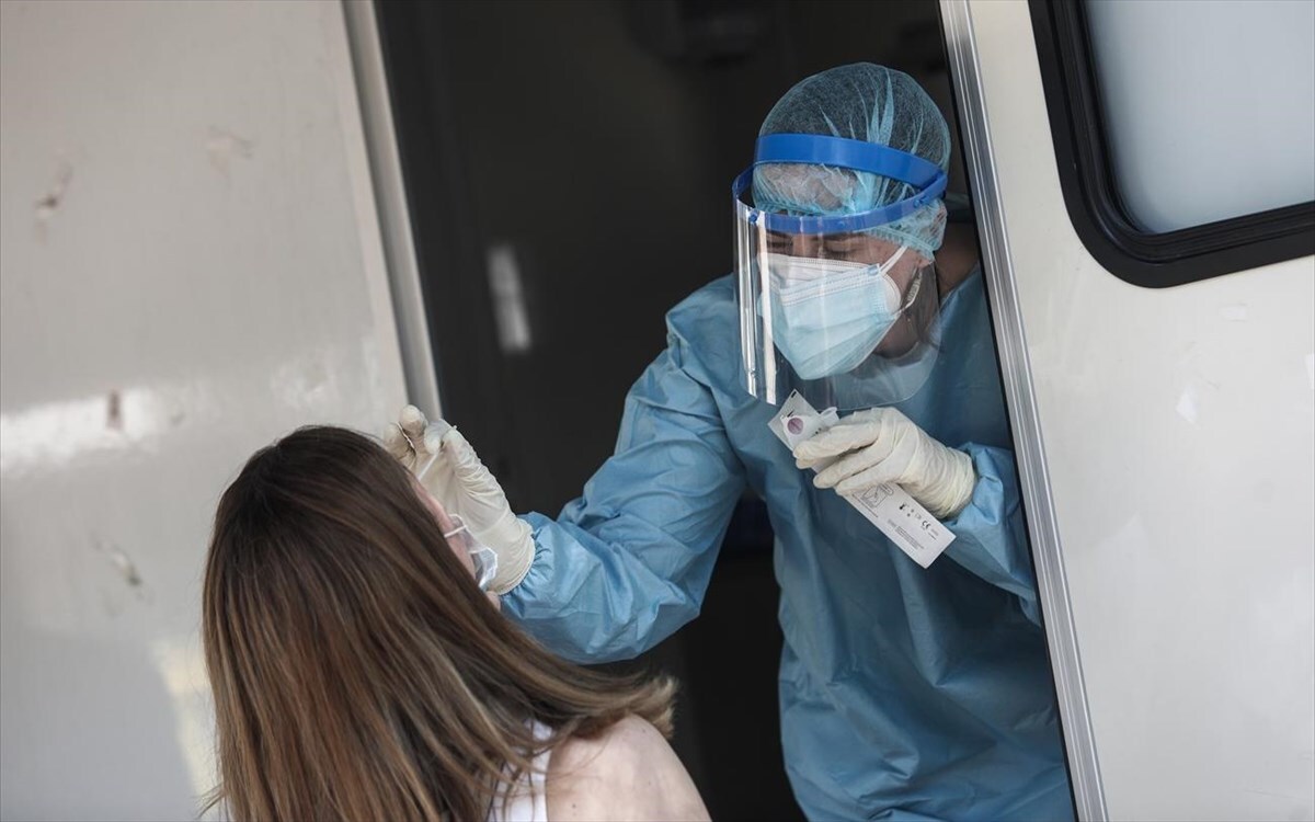 ΕΟΔΥ: 4 θάνατοι από κορωνοϊό, 7 διασωληνωμένοι, 3 σοβαρά κρούσματα γρίπης