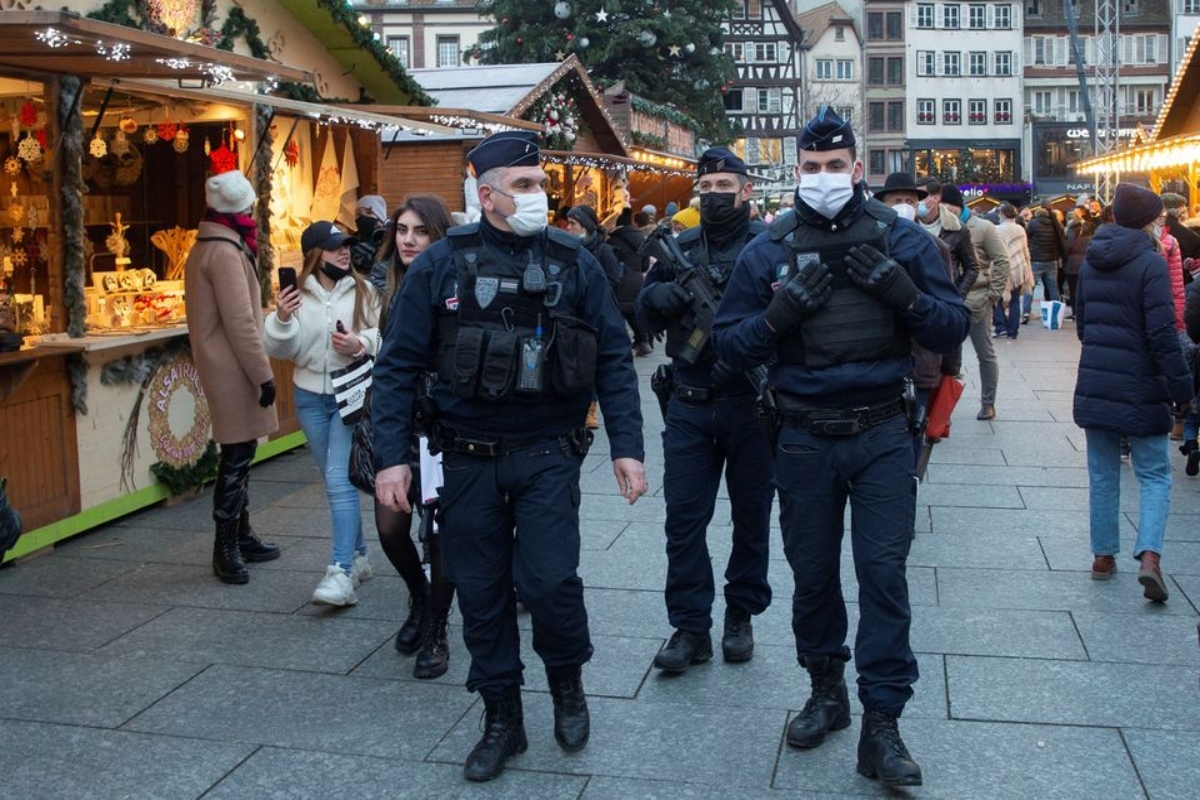 Συναγερμός στη Γαλλία: Ακυρώνονται οι εορταστικές εκδηλώσεις Χριστουγέννων και Πρωτοχρονιάς λόγω… Όμικρον