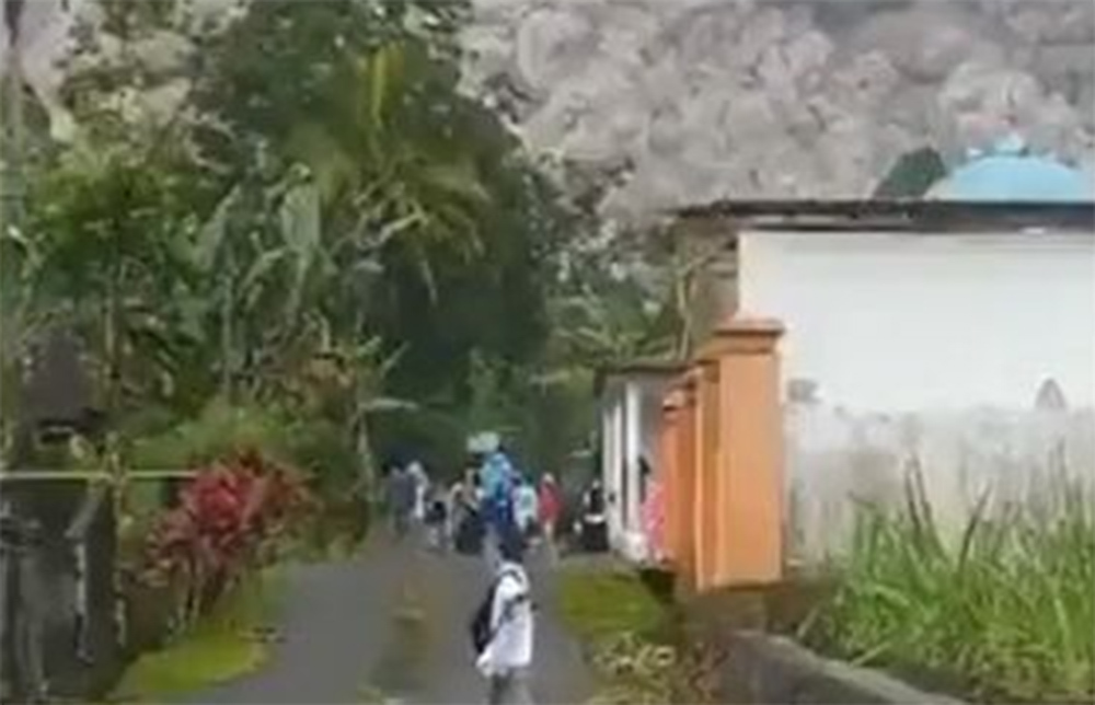 Έκρηξη ηφαιστείου στην Ινδονησία – Εκκενώνονται περιοχές [βίντεο]