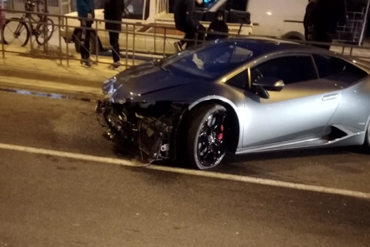 Λάρισα: «Αγνώριστη» η Lamborghini – Έπεσε πάνω στις μπαριέρες και έγινε «σμπαράλια»