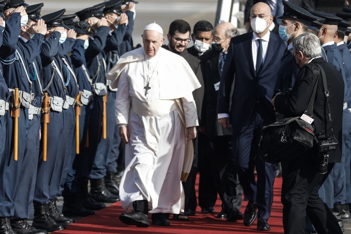 Πάπας Φραγκίσκος: Έφτασε στην Αθήνα – Δείτε εικόνες από την άφιξή του