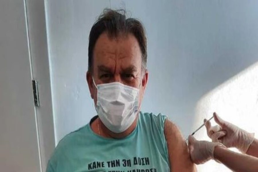 Πάτρα: Η μπλούζα που έγινε viral – Δείτε πώς πήγε να εμβολιαστεί ένας Πατρινός, θα κλαίτε από τα γέλια