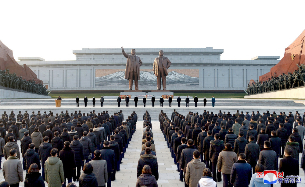 Βόρεια Κορέα: Αποχή από γέλιο και αλκοόλ για χάρη του Κιμ Γιονγκ Ιλ