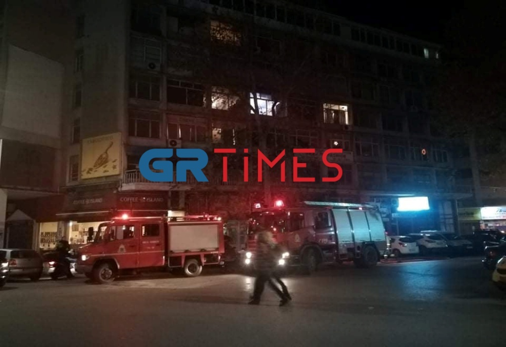 Φωτιά σε διαμέρισμα στη Θεσσαλονίκη - Απεγκλωβίστηκε 26χρονη