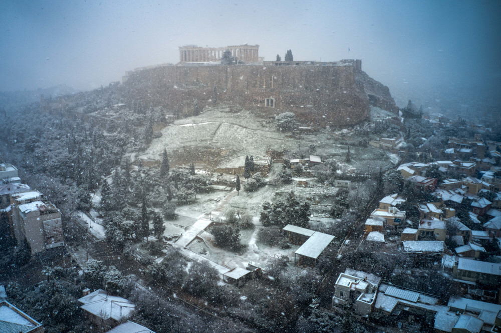 Κακοκαιρία: Έπεσαν οι πρώτες νιφάδες στην Αθήνα - Έκτακτη συνεδρίαση στην Ανατολική Αττική