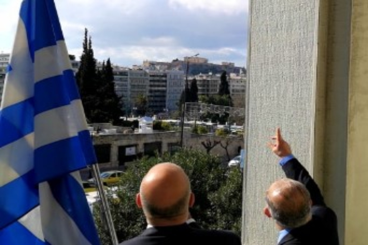 Rafale: «Τρόμαξε» και ο Δένδιας – Στο μπαλκόνι του με τον Κύπριο ομόλογό του για να δει τα μαχητικά