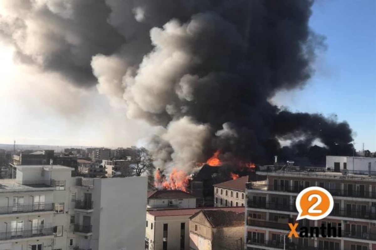 Ξάνθη: Σύννεφο καπνού σκέπασε την πόλη - Φωτιά κατέστρεψε καπναποθήκη πίσω από το «Π», έντρομοι οι κάτοικοι [βίντεο]