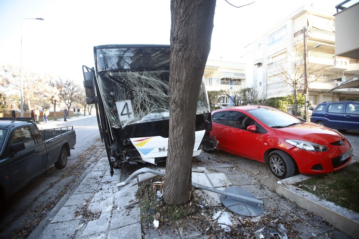 Θεσσαλονίκη: Οι πρώτες εικόνες από το δρομολόγιο του τρόμου – Λεωφορείο έπεσε πάνω σε ταξί, στο νοσοκομείο ο οδηγός του Ι.Χ