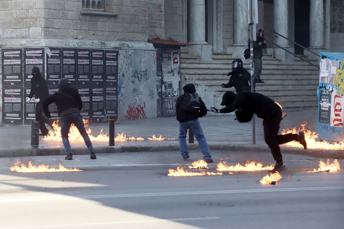 Θεσσαλονίκη: Η στιγμή που αντιεξουσιαστής πετάει μολότοφ και τυλίγεται στις φλόγες [βίντεο]