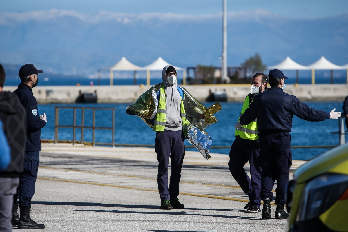 Φωτιά στο πλοίο Euroferry Olympia: Στην Κέρκυρα οι συγγενείς των 3 Ελλήνων αγνοουμένων – «Μάχη» να μην βυθιστεί