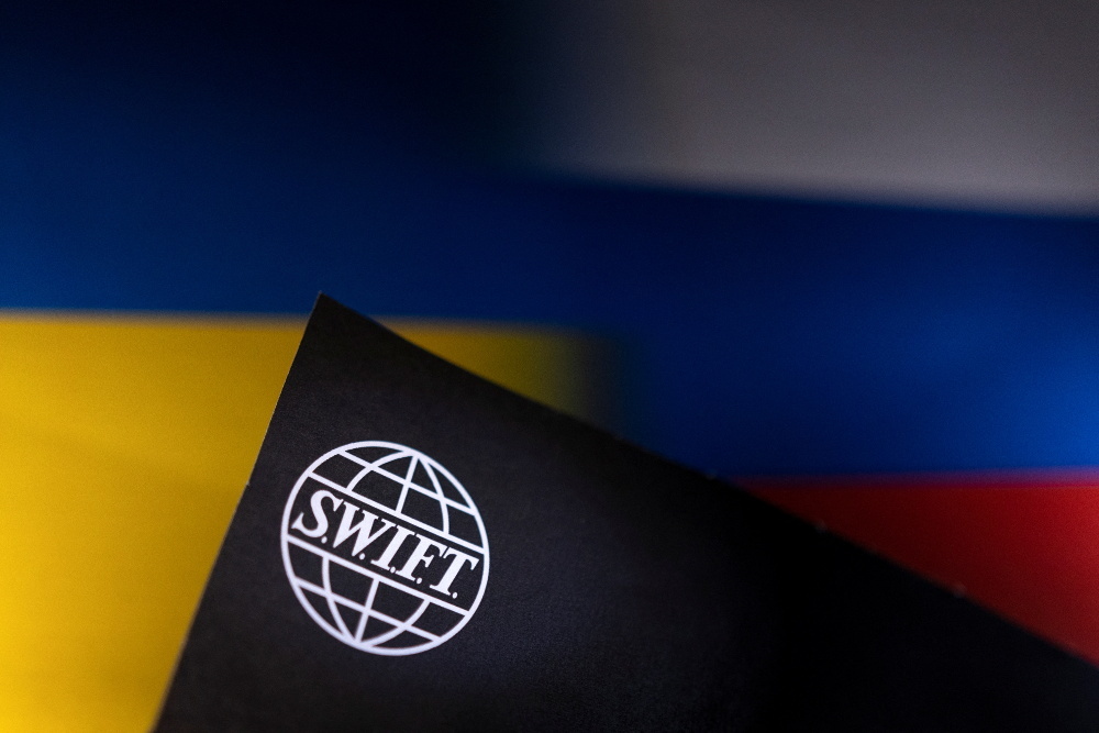 Ουκρανία: Έκτακτη τηλεδιάσκεψη της ΕΕ για τρίτο πακέτο κυρώσεων - Πιο κοντά στην έξοδο από το SWIFT η Ρωσία