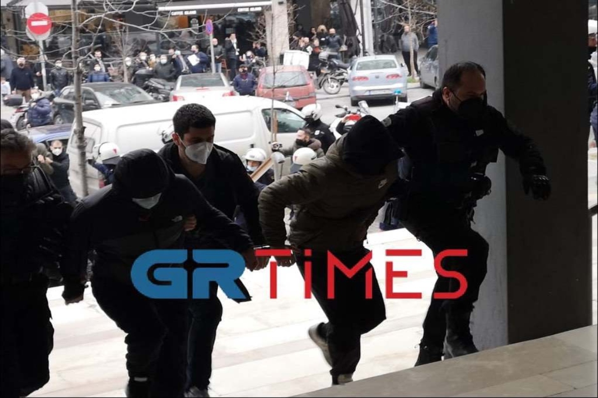 Δολοφονία Άλκη: Βρισιές και κατάρες κατά των συλληφθέντων στα δικαστήρια – Έσπασε η «ομερτά», 21χρονος Έλληνας κρατούσε το δρεπάνι [βίντεο]