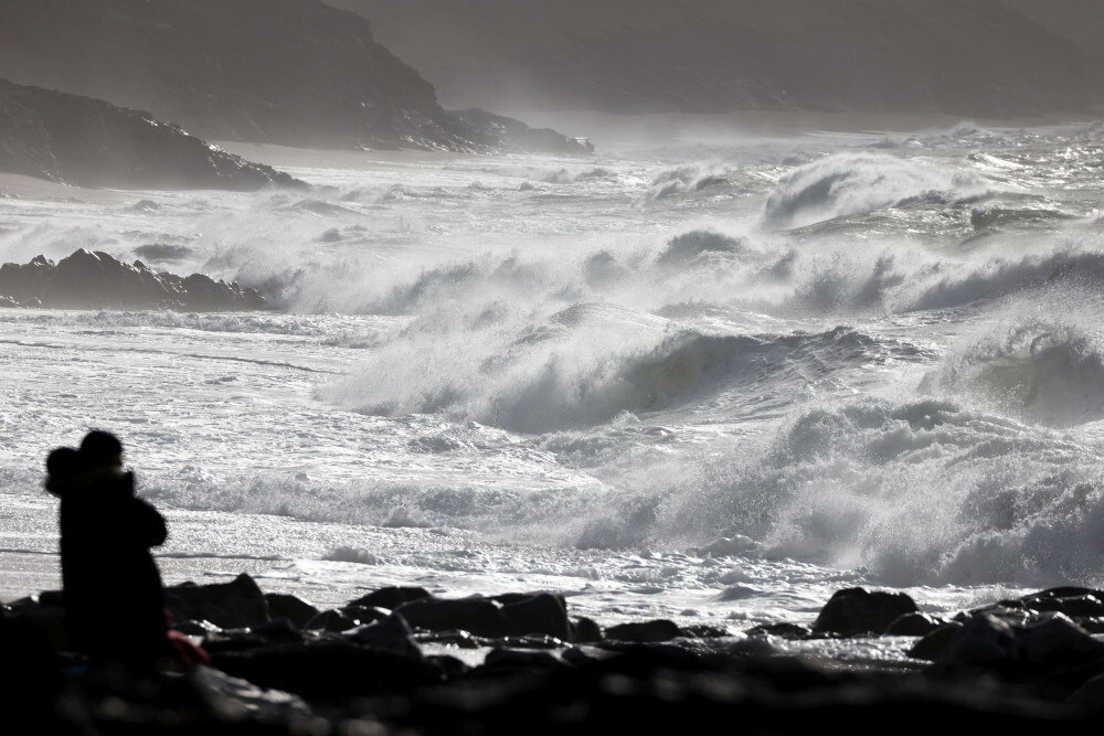Καταιγίδα Γιούνις: Συναγερμός σε Γαλλία και Μεγάλη Βρετανία - Έως 145 χλμ/ώρα θα φτάσουν οι άνεμοι