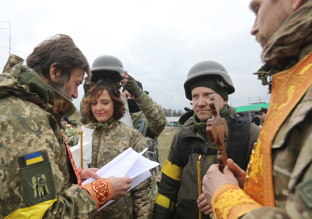 Πόλεμος Ουκρανία Ρωσία: Ζευγάρι στρατιωτών παντρεύτηκε στα χαρακώματα του Κιέβου - ΔΙΕΘΝΗ
