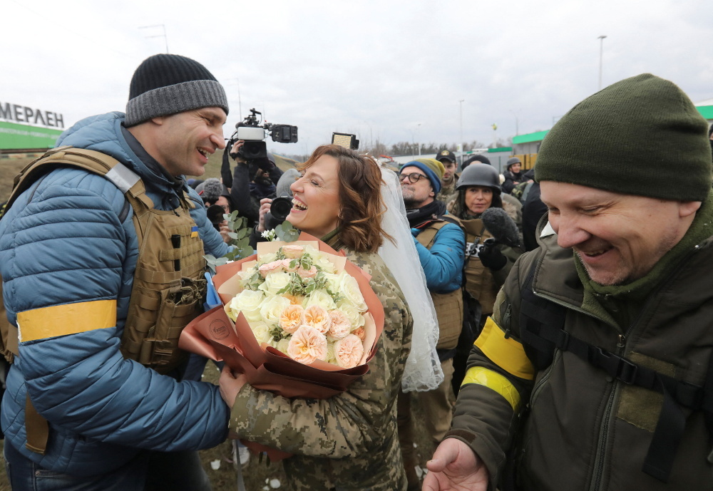 Πόλεμος Ουκρανία Ρωσία: Ζευγάρι στρατιωτών παντρεύτηκε στα χαρακώματα του Κιέβου - ΔΙΕΘΝΗ