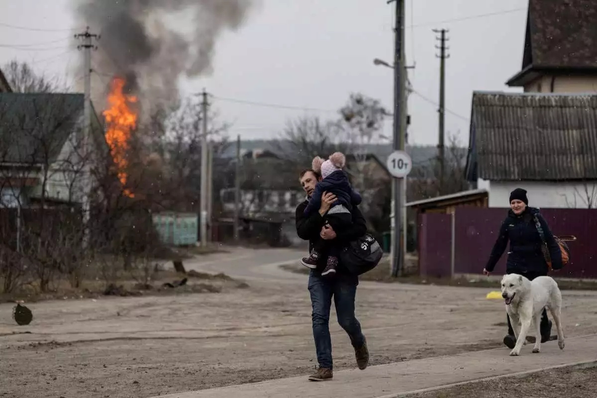 Πόλεμος Ουκρανία Ρωσία: Ισοπεδώνεται το Ιρπίν, το ανθρώπινο δράμα σε εικόνες – Γονείς με μωρά στα χέρια, ηλικιωμένοι με πατερίτσες φεύγουν για το άγνωστο
