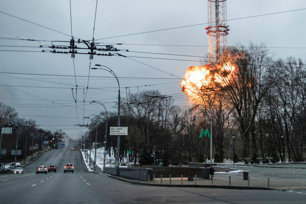 Πόλεμος Ουκρανία Ρωσία: Bομβαρδισμοί τώρα στο Κίεβο - Χτύπησαν τον πύργο τηλεπικοινωνιών και τηλεόρασης [εικόνες & βίντεο]