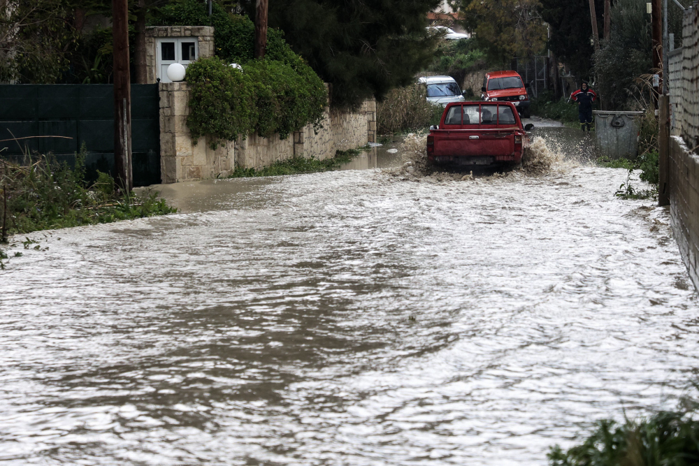 Κρήτη: Με βάρκα απεγκλώβισαν 22 άτομα από πλημμυρισμένο πάρκινγκ