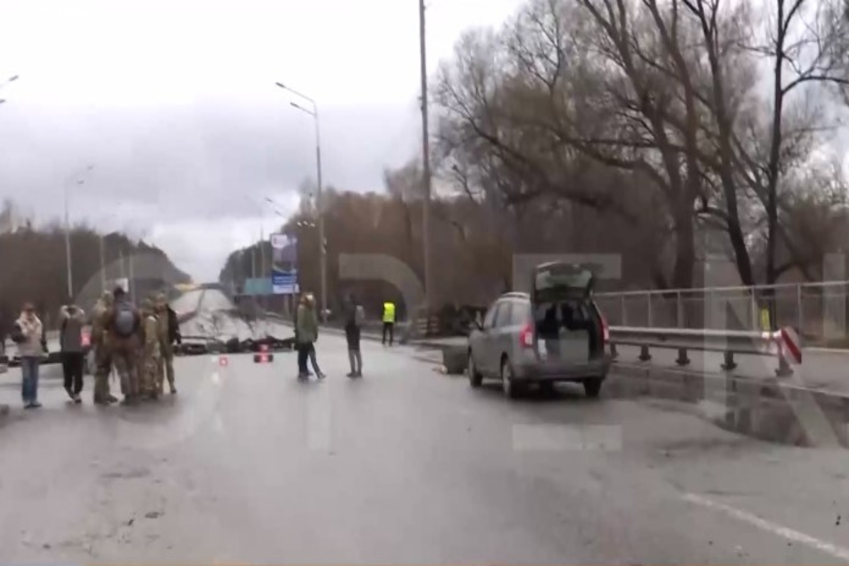 Πόλεμος Ουκρανία-Ρωσία: Το Κίεβο ετοιμάζεται για πόλεμο, οδοφράγματα και νάρκες παντού – Συγκλονιστικές εικόνες [βίντεο]