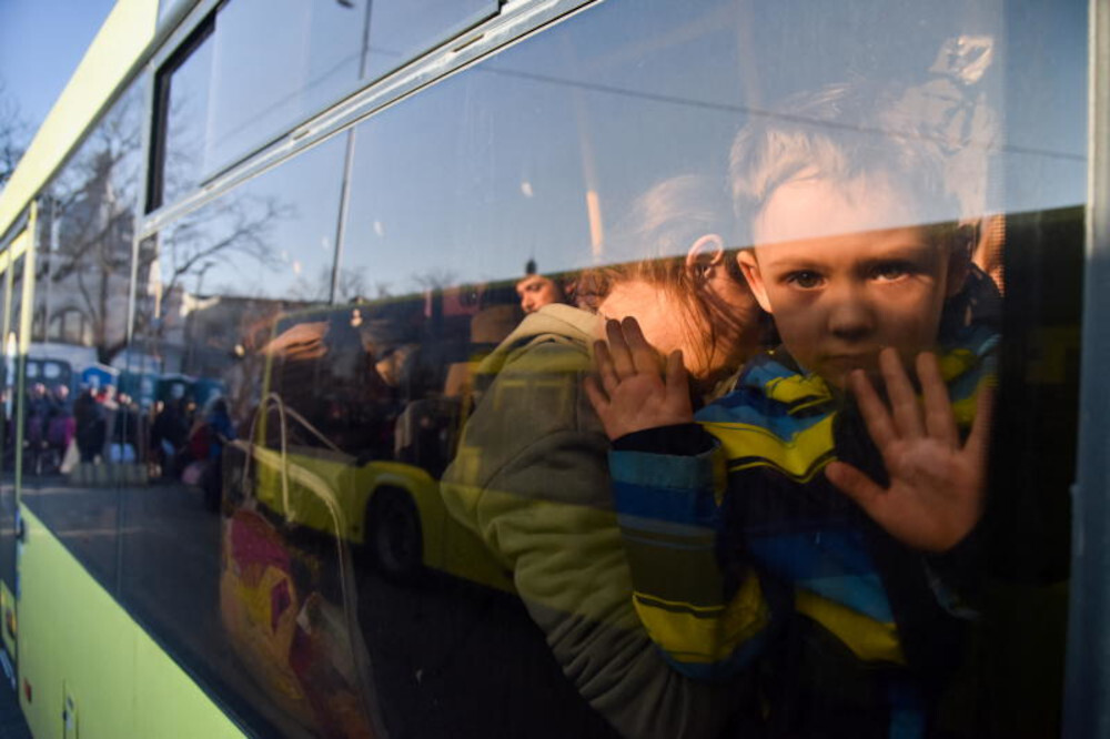 παιδιά πόλεμος στην Ουκρανία άμαχοι Μαριούπολη Ουκρανοί πρόσφυγες παιδιά Ρωσία