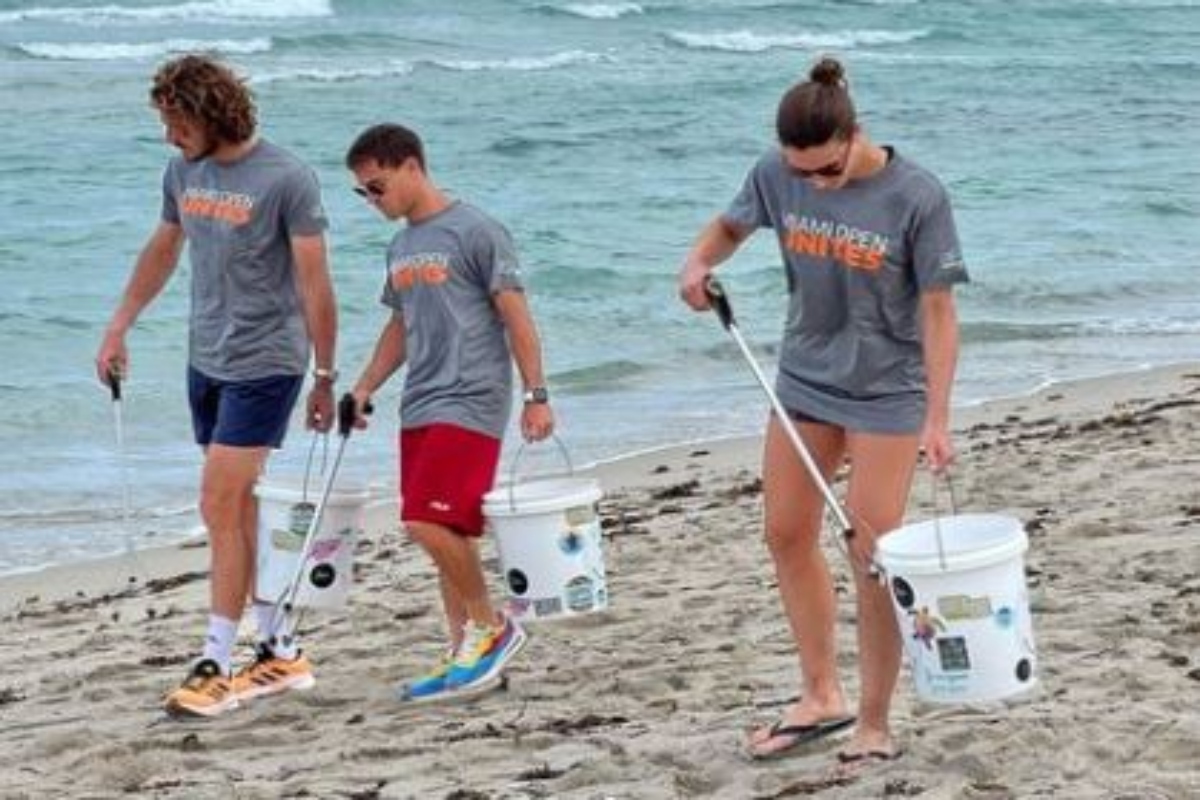 Στέφανος Τσιτσιπάς: Μάζεψε σκουπίδια από παραλία στο Μαϊάμι – «Προσπαθούμε να σώσουμε τον πλανήτη [βίντεο]