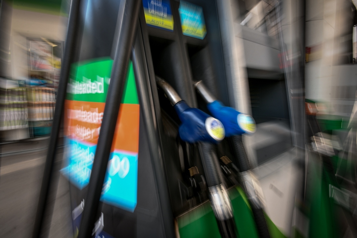 Βενζίνη: «Καρφώθηκε» πάνω από τα 2 ευρώ η τιμή της αμόλυβδης – Παρκάρουν τα αυτοκίνητα οι οδηγοί [βίντεο] Βενζινάδικα