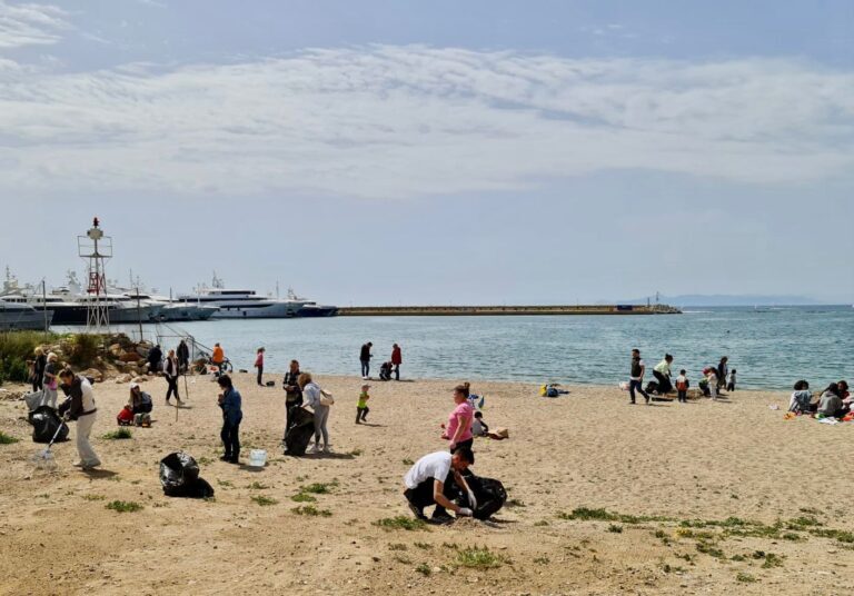 Καθαρίστηκε από Ουκρανούς πολίτες η παραλία του ΣΕΦ ως δείγμα ευγνωμοσύνης - ΕΛΛΑΔΑ