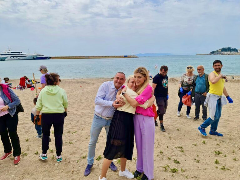 Καθαρίστηκε από Ουκρανούς πολίτες η παραλία του ΣΕΦ ως δείγμα ευγνωμοσύνης - ΕΛΛΑΔΑ