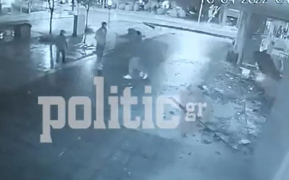 Καρέ-καρέ η «εισβολή» αυτοκινήτου σε κατάστημα στην Θεσσαλονίκη