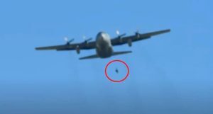 «Θρίλερ» στον αέρα για Έλληνα αλεξιπτωτιστή που κρεμάστηκε σε C-130