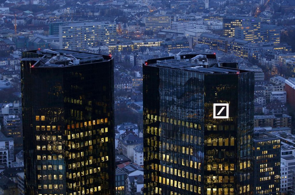 Κρίση στην Deutsche Bank: Καταρρέει η μετοχή, εκτοξεύονται τα CDS