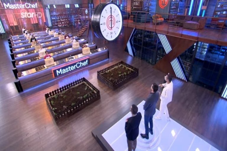 MasterChef: Οι παίκτες βρίσκουν τα υλικά του Mystery Box… σκάβοντας