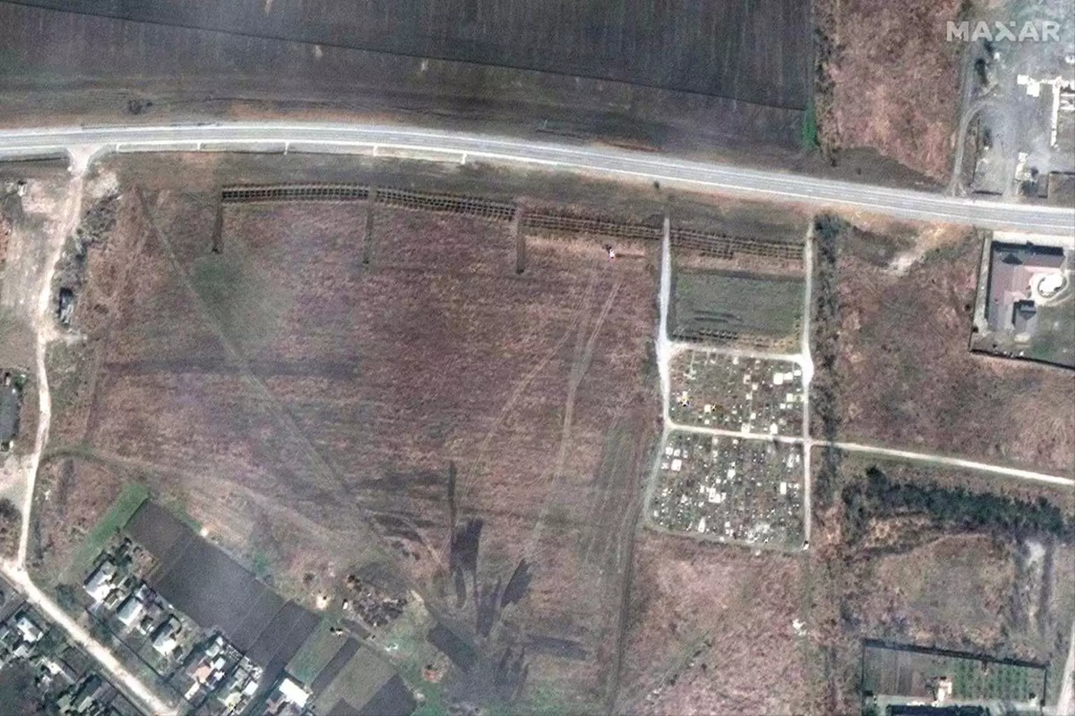 Πόλεμος στην Ουκρανία: Συνεχίζεται το σφυροκόπημα στη Μαριούπολη - Μαζικός τάφος «αποκαλύπτεται» από δορυφορικές εικόνες