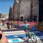 ΔΕΗ Διεθνής Ποδηλατικός Γύρος 2022: Ποδηλάτης πίστεψε ότι κέρδισε, σήκωσε τα χέρια και… έπεσε – Η στιγμή της πτώσης [βίντεο]