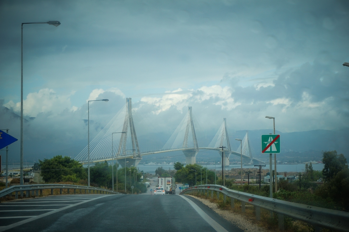 Θρίλερ στη γέφυρα Ρίου-Αντιρρίου: Εγκατέλειψε το αυτοκίνητο και βούτηξε στη θάλασσα