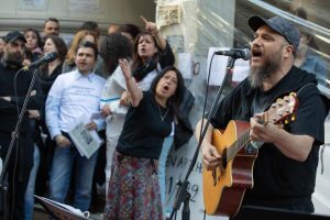 Πλήθος καλλιτεχνών στη συναυλία συμπαράστασης προς τους υγειονομικούς-απεργούς πείνας