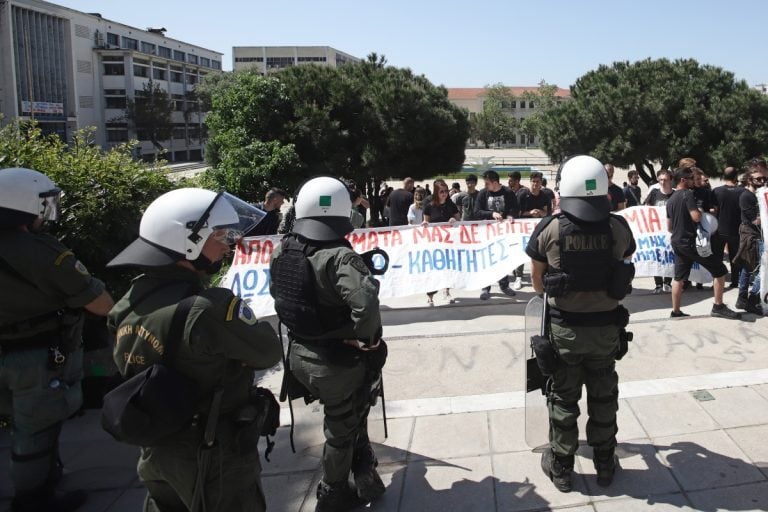 Θεσσαλονίκη: Ένταση μεταξύ φοιτητών και ΜΑΤ έξω από τη Σχολή Θετικών Επιστημών