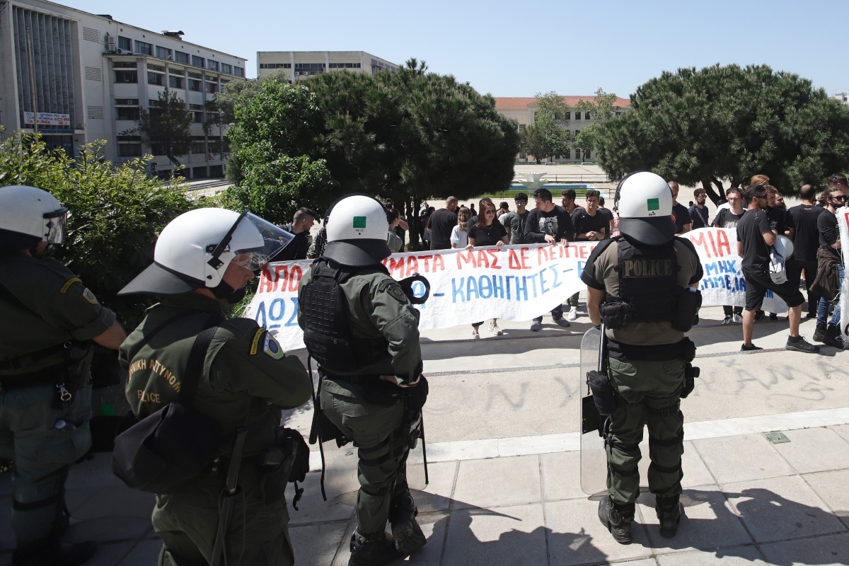 Θεσσαλονίκη: Ένταση μεταξύ φοιτητών και ΜΑΤ έξω από τη Σχολή Θετικών Επιστημών