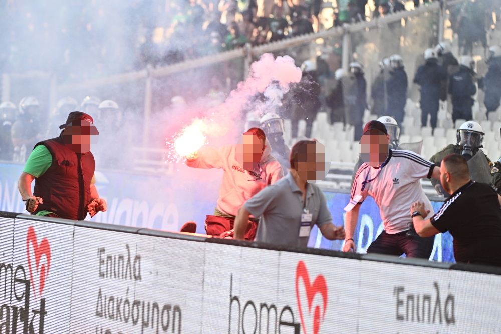 Τελικός Κυπέλλου Ελλάδος: Επεισόδια στο ΟΑΚΑ - Ξύλο, φωτοβολίδες και δακρυγόνα