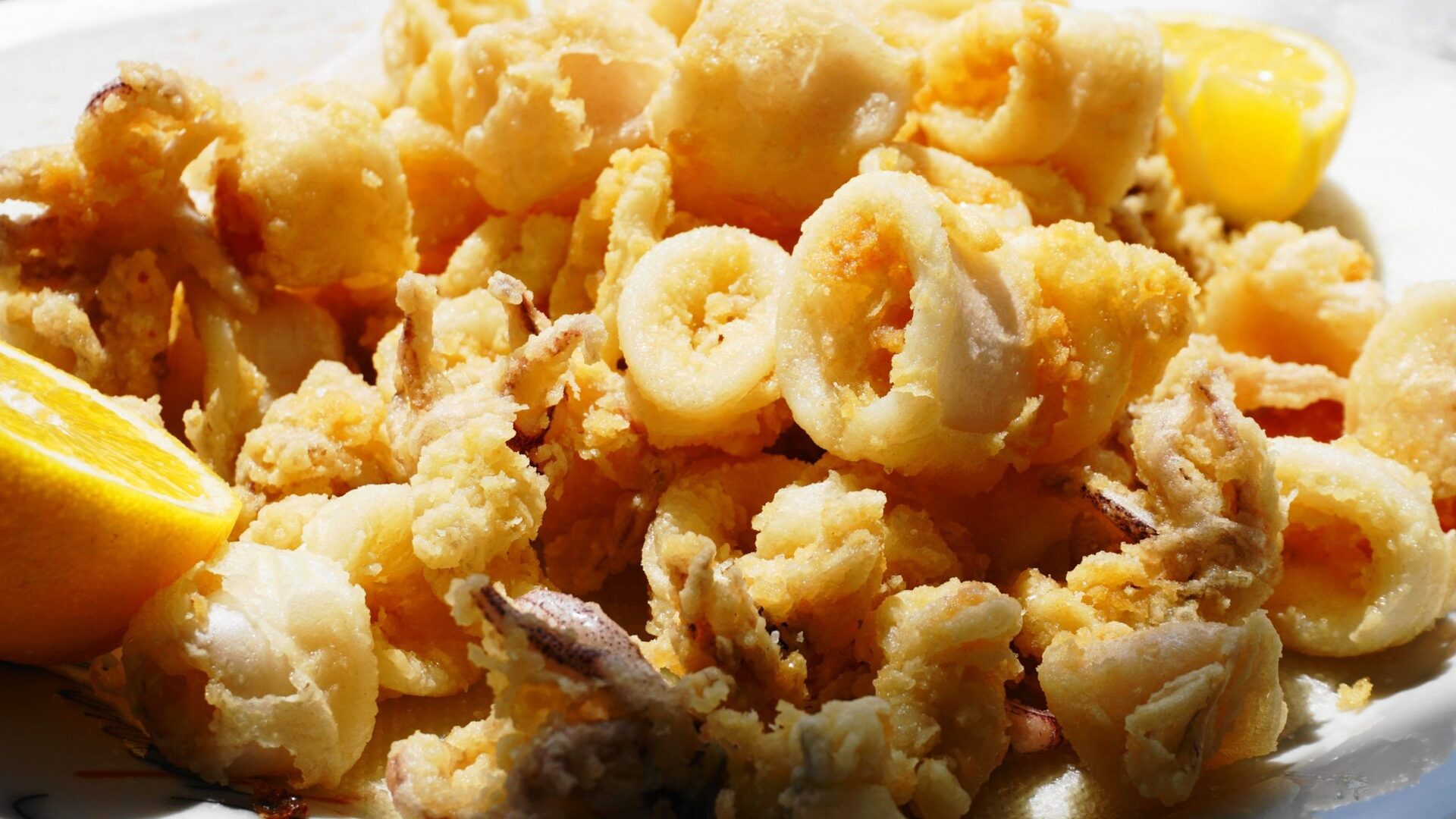 CNN: Τα καλαμαράκια στη λίστα με τα καλύτερα τηγανητά φαγητά του κόσμου