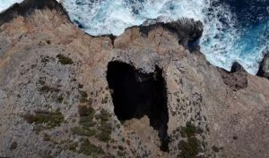Μωβ σπήλαιο: Δείτε από ψηλά το κρυμμένο «διαμάντι» της Εύβοιας