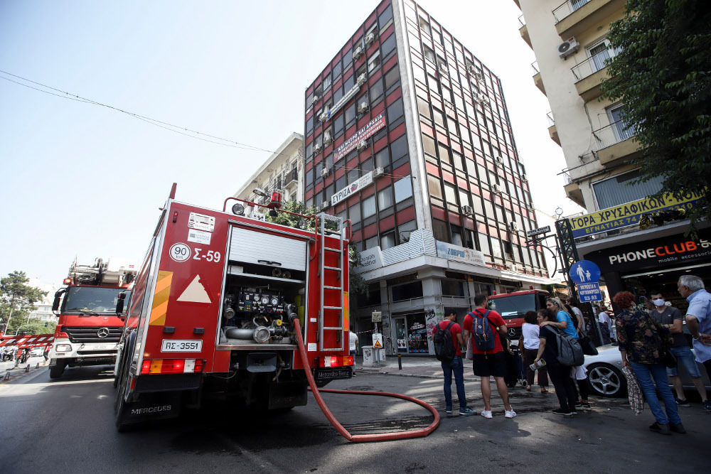 Θεσσαλονίκη: Δύο διασωληνωμένοι από τη φωτιά στο ΒΕΘ - 9 άτομα στο νοσοκομείο - 44 οι απεγκλωβισμοί