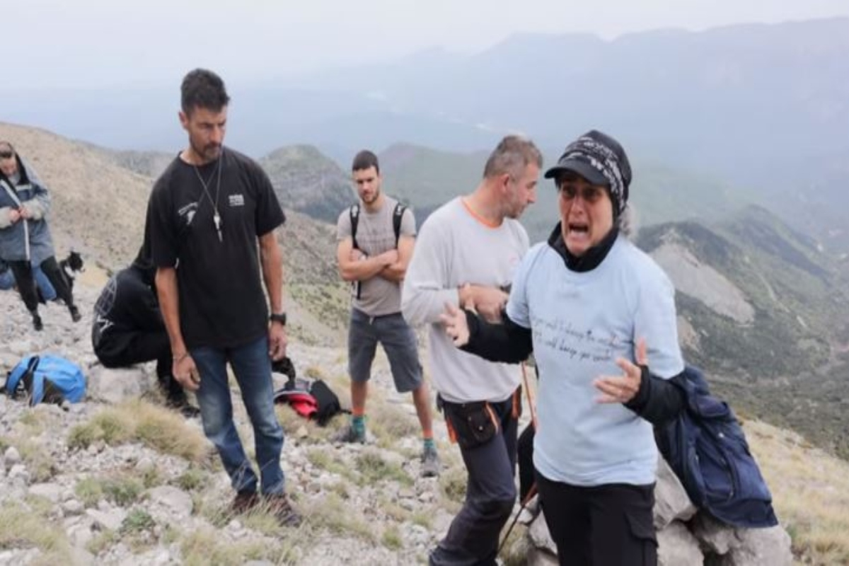 Ερμής Θεοχαρόπουλος: Ύψωσαν σταυρό στο σημείο που έχασε τη ζωή του – Ραγίζουν καρδιές οι γονείς του 21χρονου