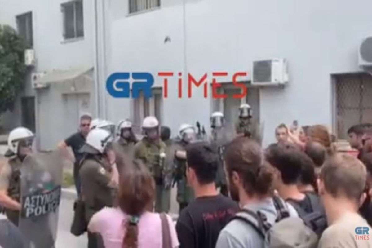 Θεσσαλονίκη: Σε εξέλιξη επεισόδια στο ΑΠΘ μεταξύ φοιτητών και αστυνομίας – Δακρυγόνα και μάχες σώμα με σώμα [βίντεο]