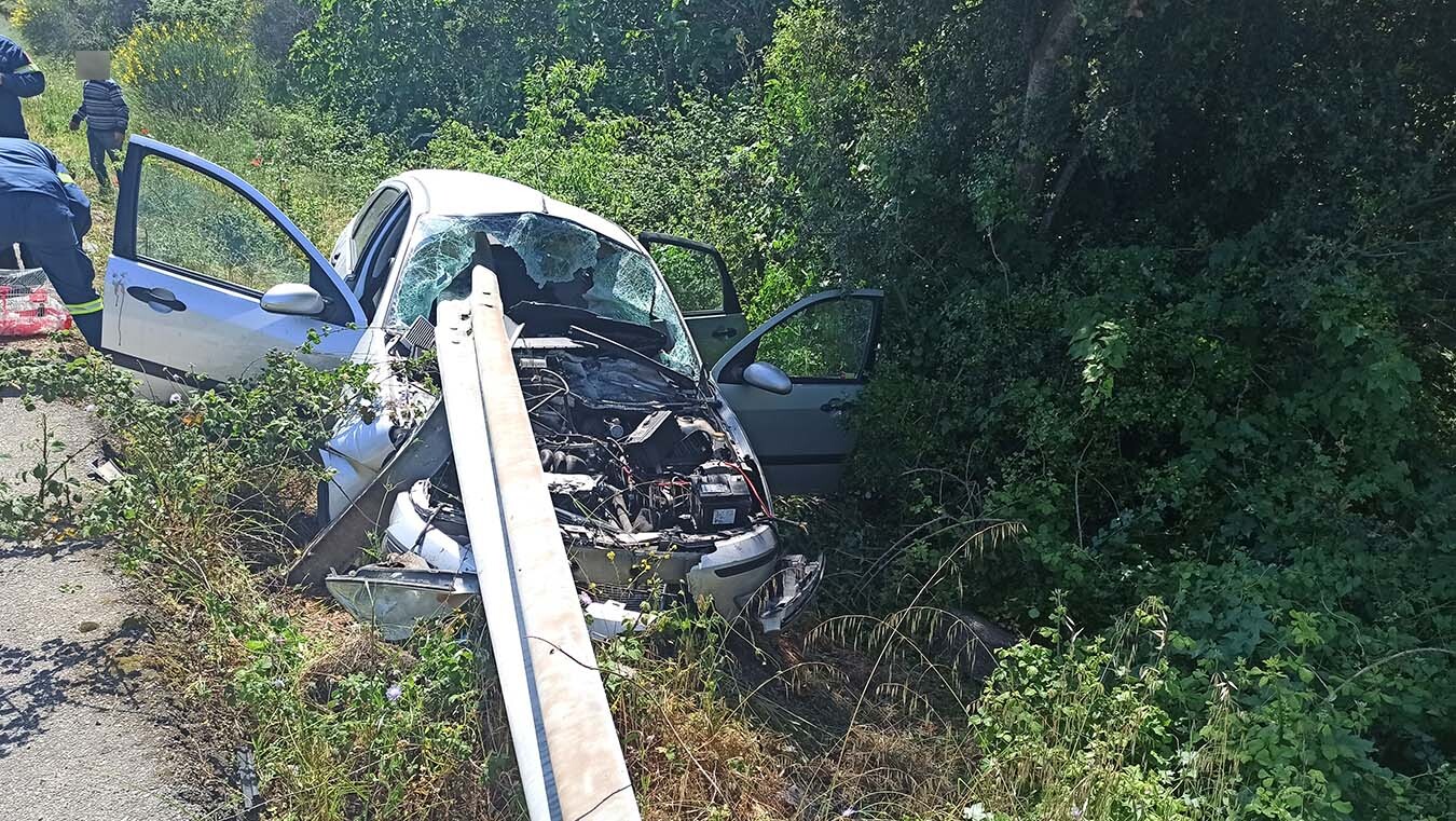 Σοκαριστικό τροχαίο με έναν νεκρό κοντά στην Αμφιλοχία: Οι μπάρες διαπέρασαν το αυτοκίνητο - ΕΛΛΑΔΑ