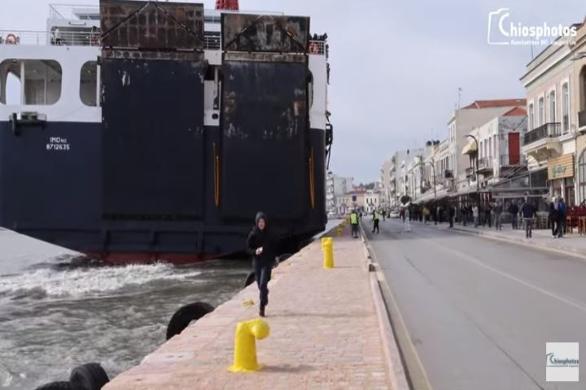 Καιρός – Χίος: Καρέ καρέ η προσπάθεια του καπετάνιου του «Νήσος Σάμος» να δέσει στο λιμάνι – Αποβίβασε επιβάτες και οχήματα με 9 μποφόρ