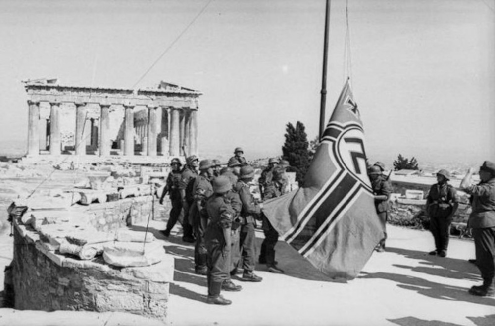 Όταν Γλέζος και Σάντας κατεβάζαν την ναζιστική σημαία από την Ακρόπολη