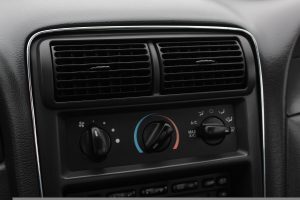 Καύσωνας και αυτοκίνητο: Απλές οδηγίες για να μην «σκάσουμε»