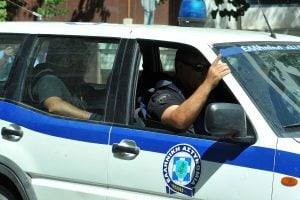 Κρήτη: Δύο ανήλικοι επιχείρησαν να «ανοίξουν» αυτοκίνητα - Συνελήφθησαν και οι γονείς τους