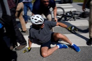 ΗΠΑ: Ο Τζο Μπάιντεν έπεσε από το ακινητοποιημένο ποδήλατό του